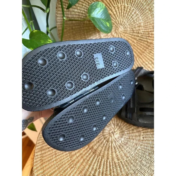 Boys size 2/3 & 5 Slip on Flip flops - Picture 7 of 7